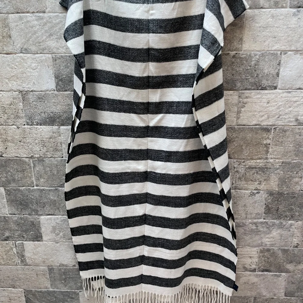 ❤️ GAP GREY & WHITE STRIPED  FRINGE FASHION SCARF